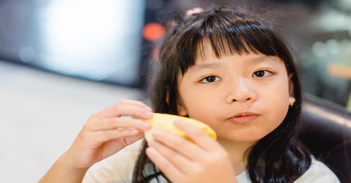 Trẻ 7 tuổi ăn vào là bị nôn: Ba mẹ nên làm gì?